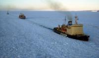 Сахалин: ледоколы освобождают из «плена» последнее судно