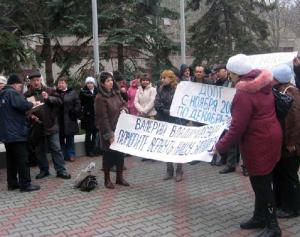 Военные строители Черноморского флота на пикете попросили Валерия Саратова помочь вернуть им зарплаты